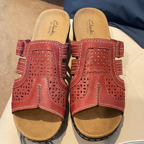 New Clarks Women's Red Perforated Mules - Picture 3 of 3